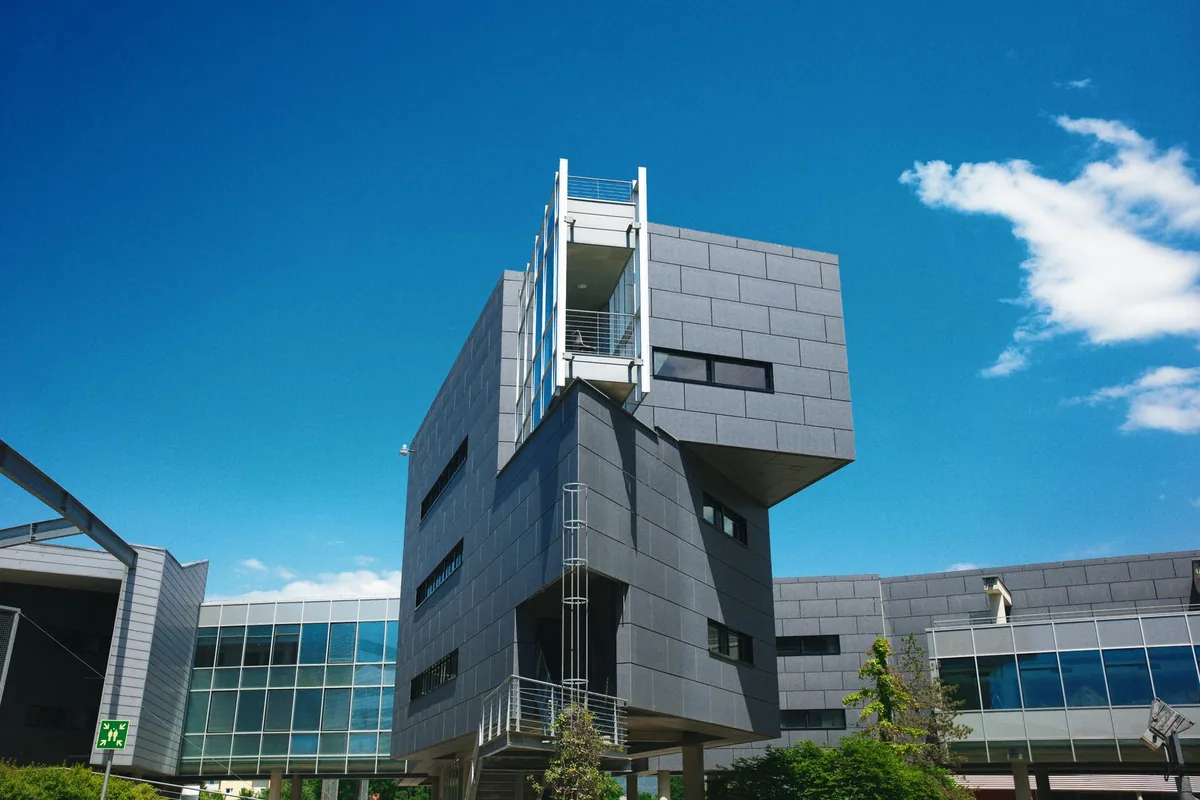 Das Bürogebäude am Alpen-Adria-Platz