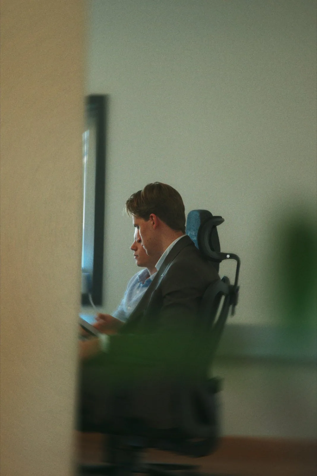 Zwei Kollegen am Bildschirm