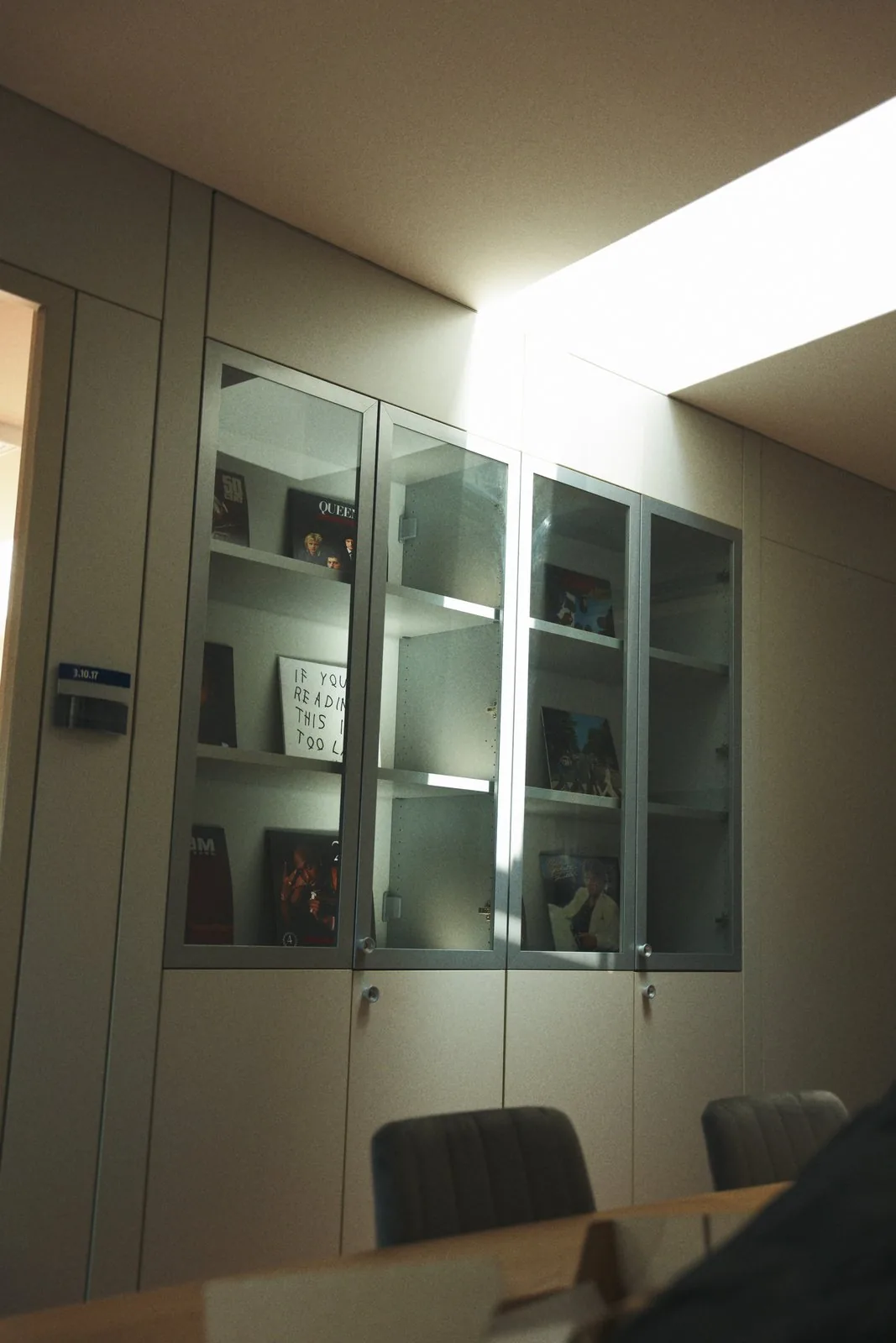 Vitrine mit Platten im Besprechungsraum